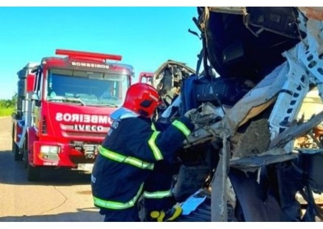 Carretas batem de frente e motorista morre preso às ferragens