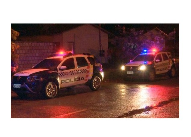 Motorista perde controle de carro e atropela duas crianças