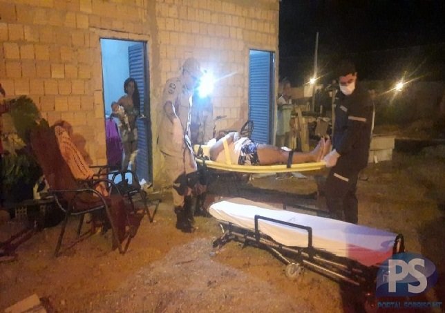 Mulher com criança no colo é atropelada em cima da calçada por caminhonete em cidade de MT