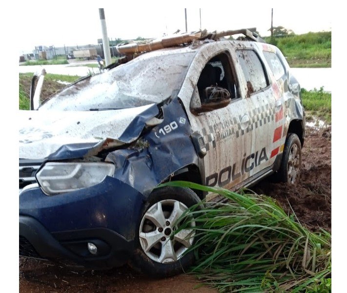 Viatura da PM capota várias vezes na BR-163 entre Matupá e Peixoto