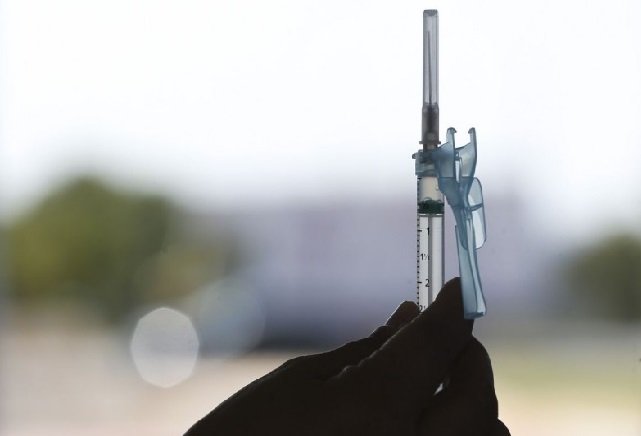 Fiocruz mostra importância da dose de reforço para combater covid-19