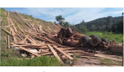 Caminhoneiro morre e passageiro fica ferido após carreta cair de ribanceira