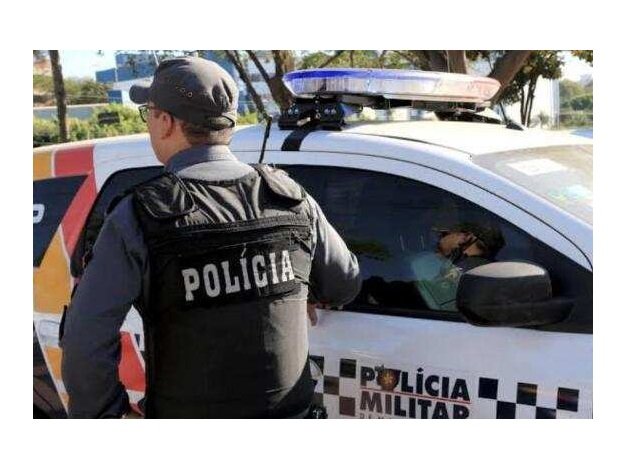 PM prende mulher que ameaçou chamar o Comando Vermelho para matar grupo