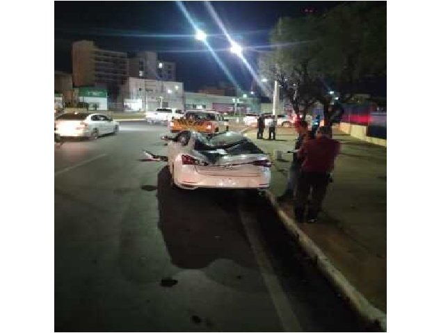 Carro fica completamente destruído ao ser atingido por placa de sinalização em MT