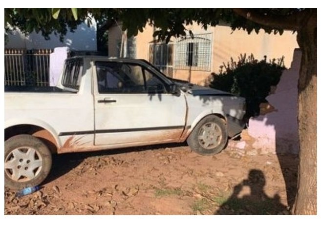 Rapaz morre após bater veículo em muro de residência