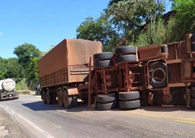 Motorista morre após caminhão carregado tombar em rodovia de MT