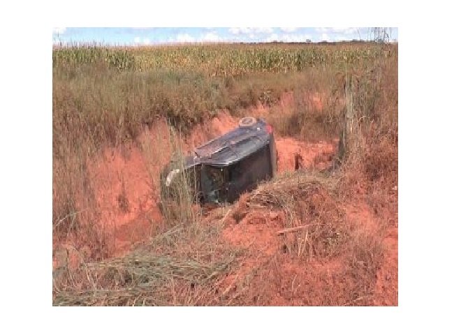 Idoso perde controle de carro e fica ferido após cair em vala