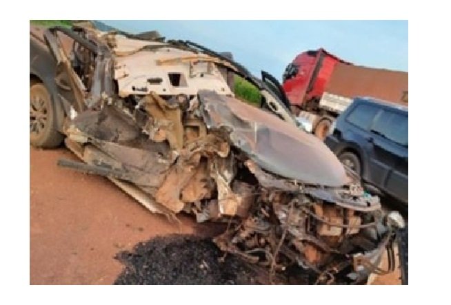 Motorista perde controle e bate S-10 em caminhão estacionado