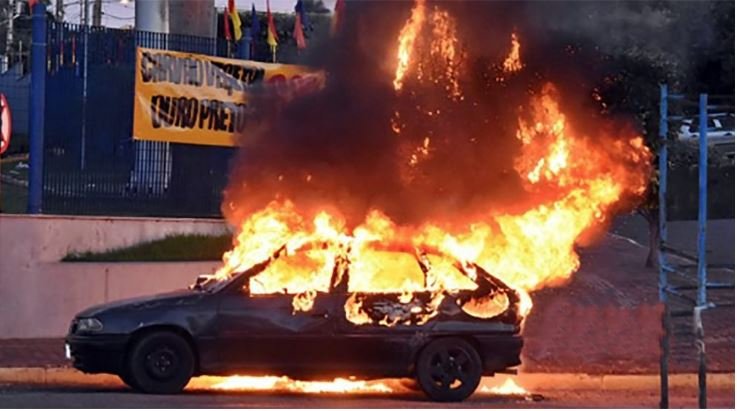 Carro é completamente destruído pelo fogo em avenida em Mato Grosso