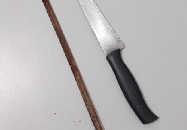 Homem é detido após ameaçar pais idosos com faca e espeto