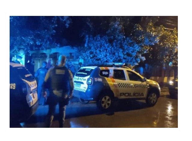 Homem é perseguido dentro de casa e morto a tiros por bandidos