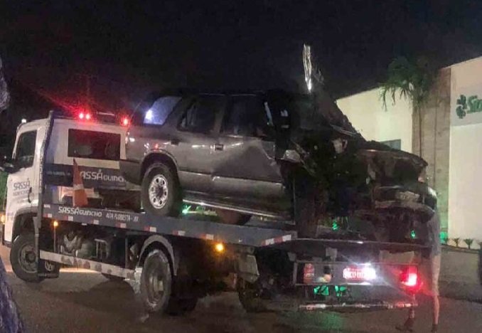 Veículo ocupado por 3 homens bate em árvore e tem princípio de incêndio, uma das vítimas teve escalpelamento