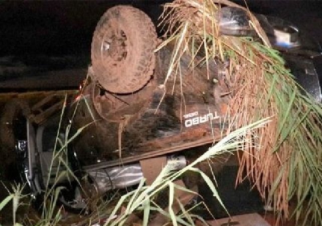 Carro bate na traseira de veículo e capota em rodovia de MT