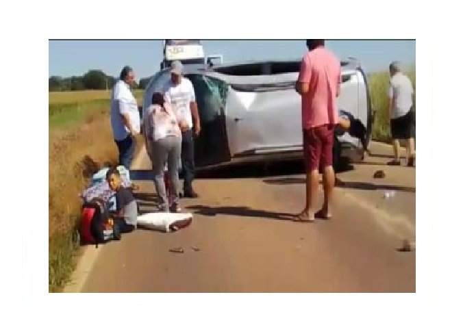 Carro de secretaria com 6 pacientes capota em rodovia de MT