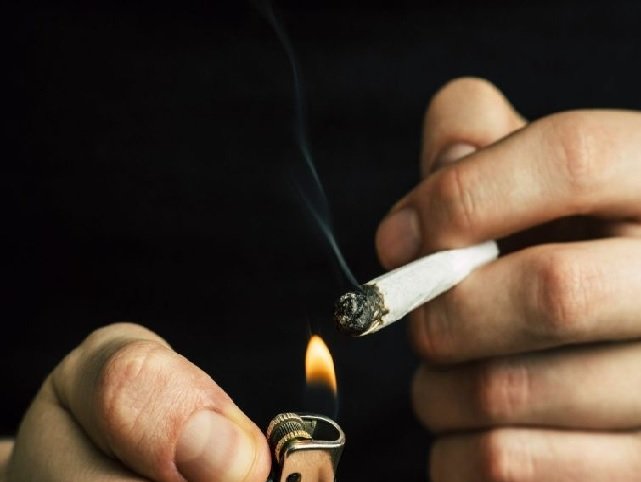 Alunos, de 12 anos, são flagrados fumando maconha no banheiro de escola de MT