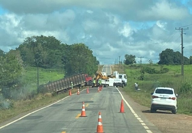 Caminhão boiadeiro tomba na rodovia MT-208 em Carlinda