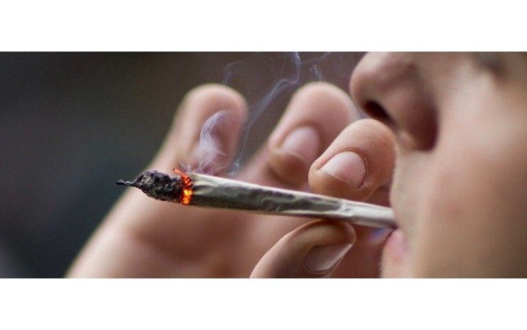 PM de Colíder faz apreensão de menor com cigarro de maconha.