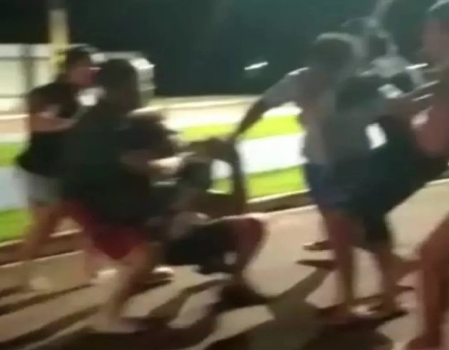 Prefeito briga na rua com morador, leva 'mata-leão' e é arrastado por desconhecido que tentava separá-los