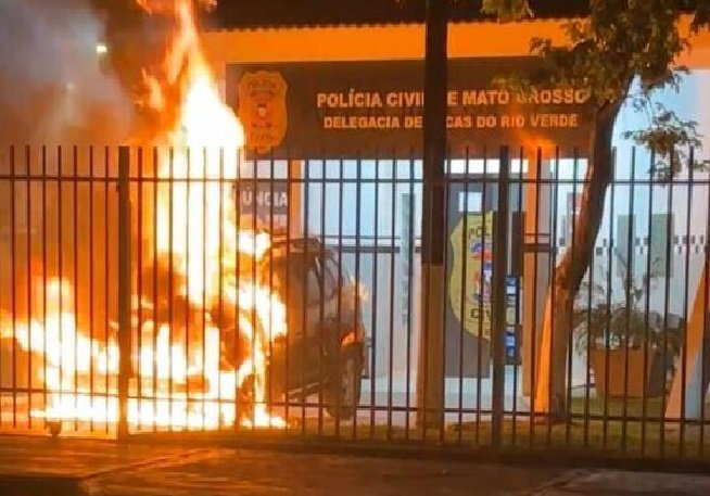 Viatura da Polícia Civil é incendiada no pátio da Delegacia em MT