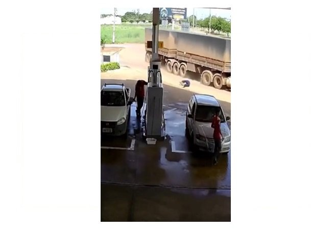 Caminhoneiro com mãos amarradas pula de carreta em movimento para fugir de assaltantes