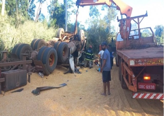 Motorista morre prensado em cabine após carreta tombar