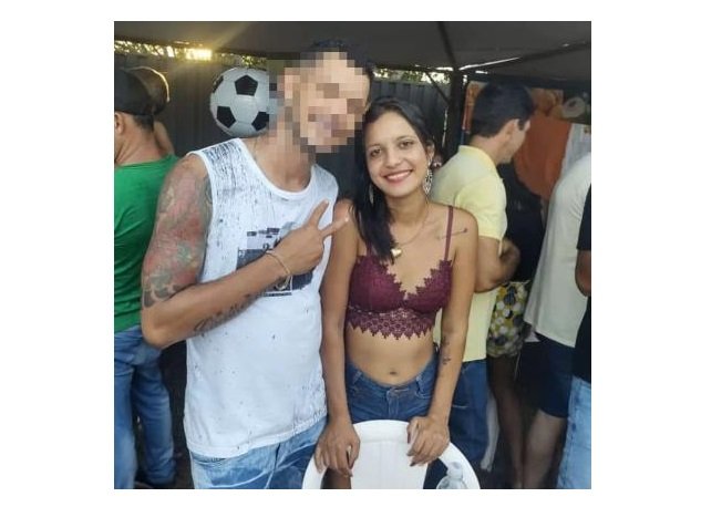 Motoqueiro atira contra casal e jovem de 20 anos morre na rua