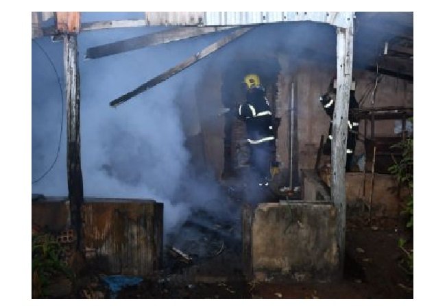 Residência pega fogo e família perde tudo em MT