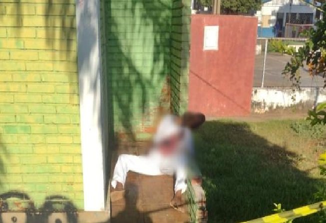 Homem é encontrado morto com 11 golpes de faca em banheiro de praça