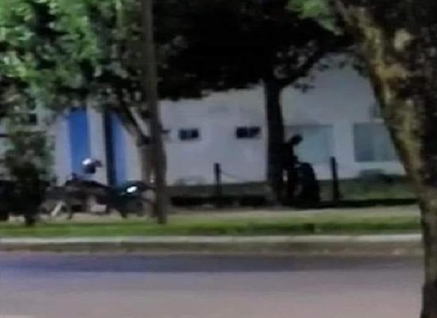 Vídeo flagra casal fazendo sexo oral na porta de fórum em Mato Grosso