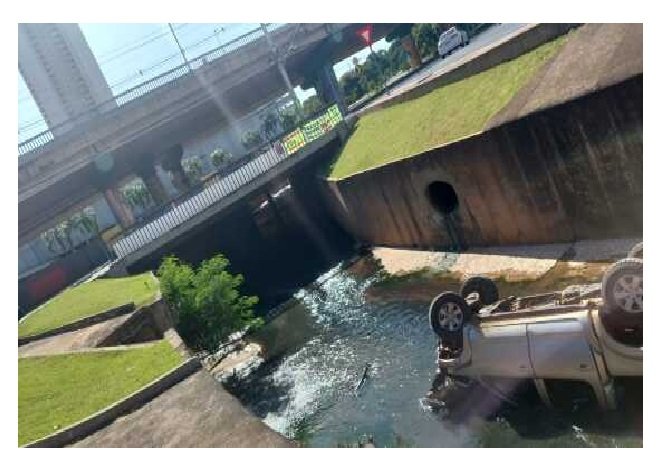 Motorista de caminhonete perde controle e cai em córrego