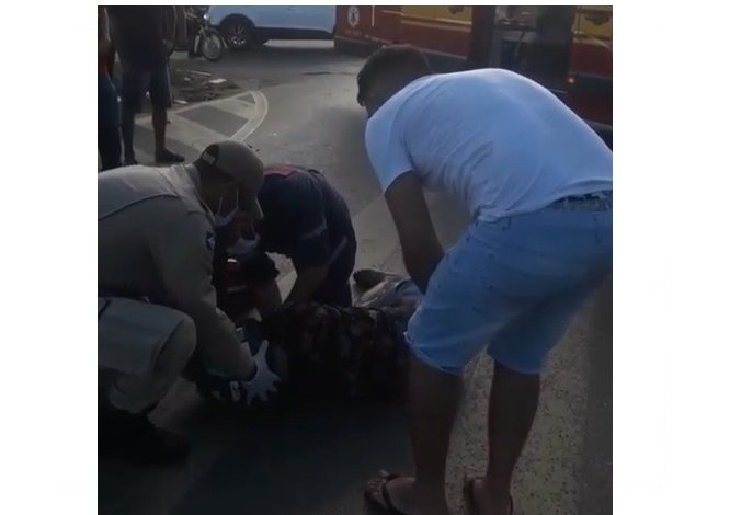 Motociclista morre ao colidir violentamente em poste