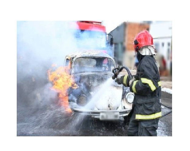 Fusca pega fogo ao deixar oficina; motorista de 81 anos sai ileso