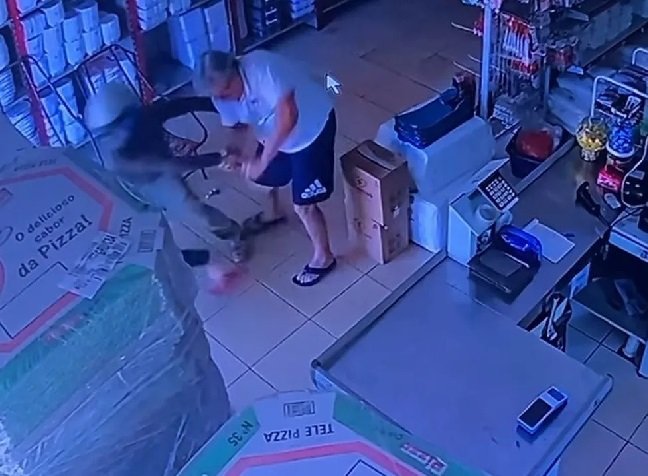 Pai toma arma de assaltante para defender a filha durante roubo em supermercado