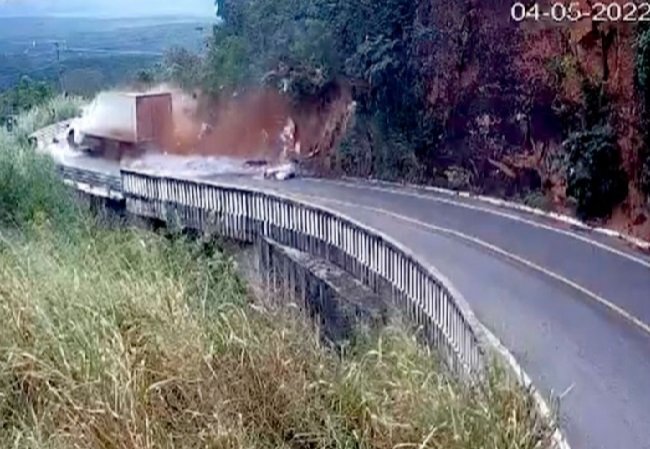 Caminhão perde controle e despenca no Portão do Inferno; veja o vídeo