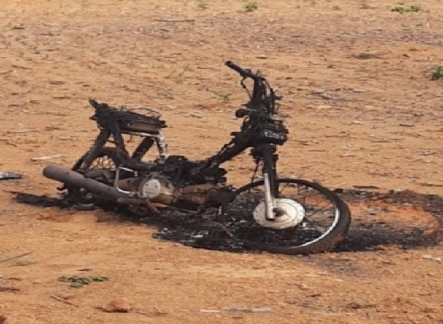 PM localiza moto carbonizada em terreno baldio