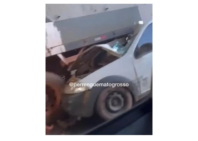 Carro vai parar embaixo de caminhão em acidente em MT
