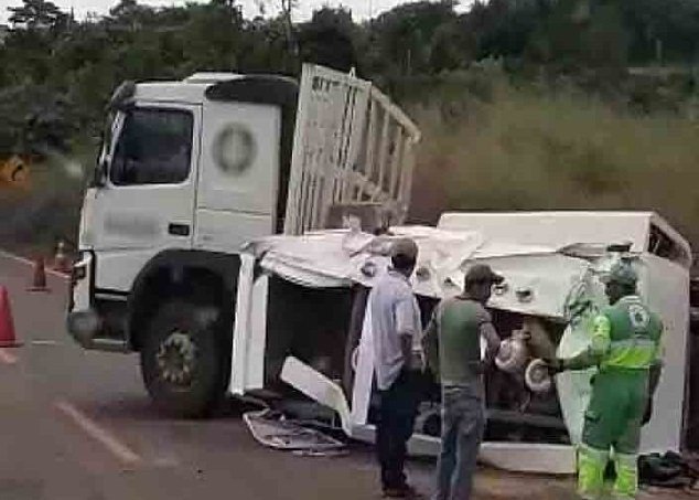 Motorista perde controle de direção e reboque de veículo de carga tomba na MT-320
