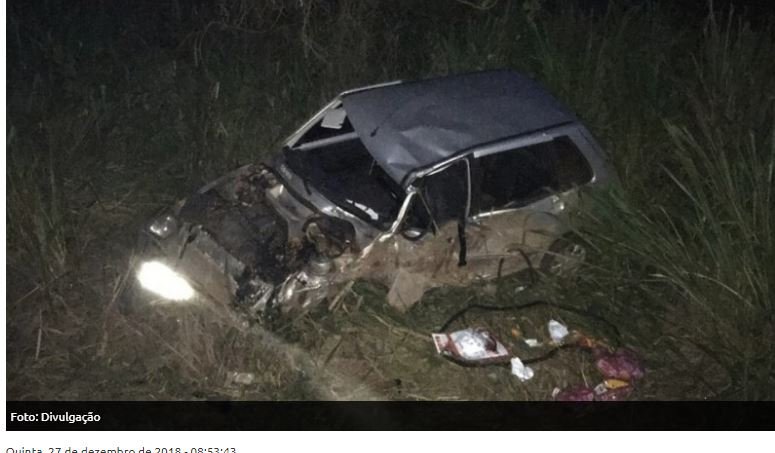 Colisão frontal entre Fiat Uno e caminhão deixa duas pessoas feridas
