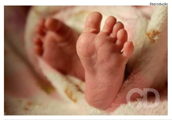 Polícia investiga morte de bebê que dormia ao lado da mãe na mesma cama
