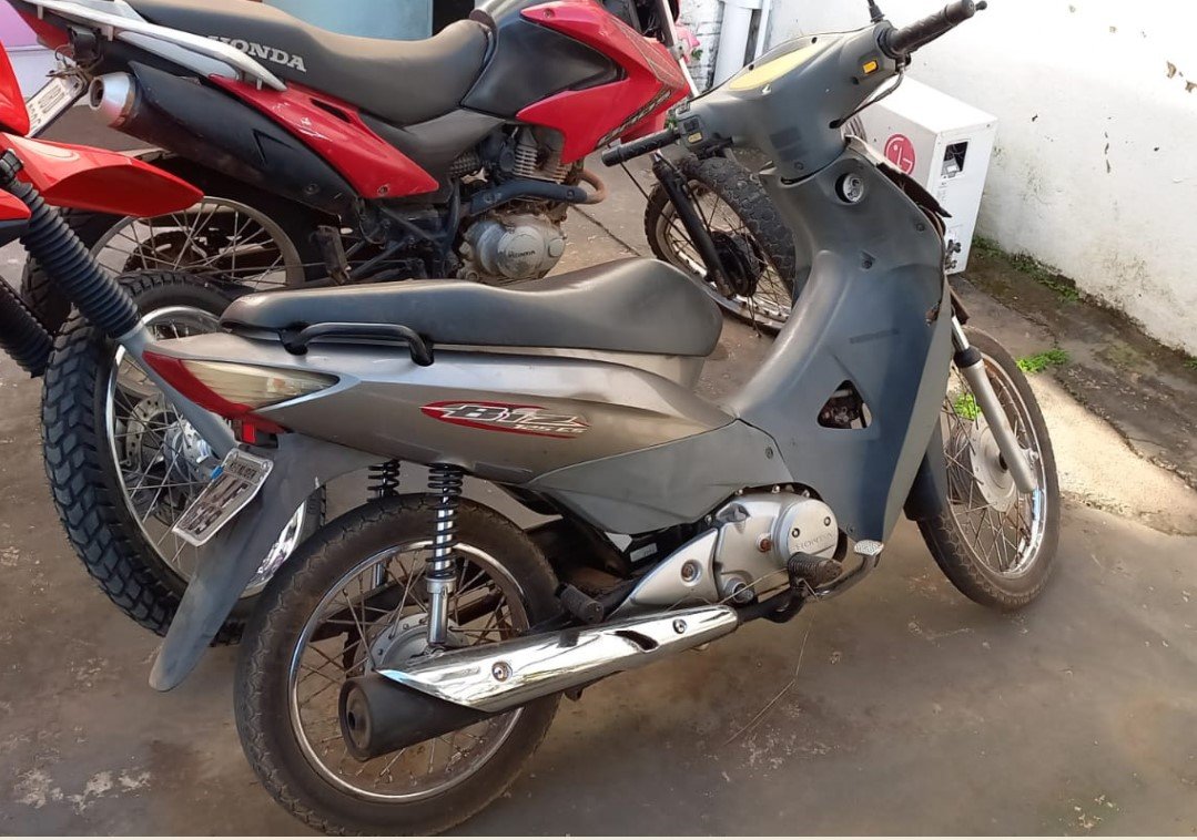 Policia Militar de Colíder recupera moto Biz levada em assalto em fazenda. (Fotos)
