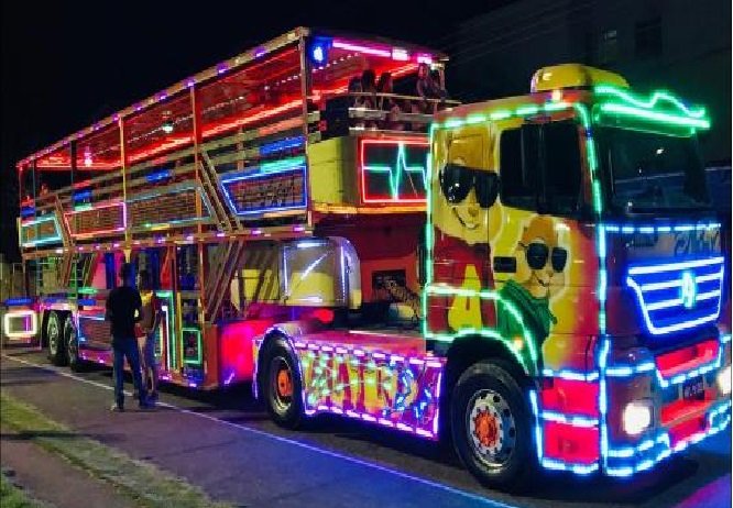 Acrobata da Carreta da Alegria tenta dar mortal e sofre fratura exposta