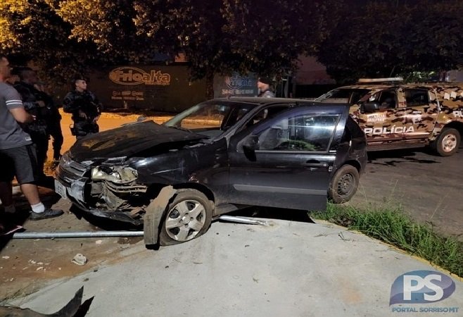 Viatura da Força Tática se envolve em acidente de trânsito em cruzamento