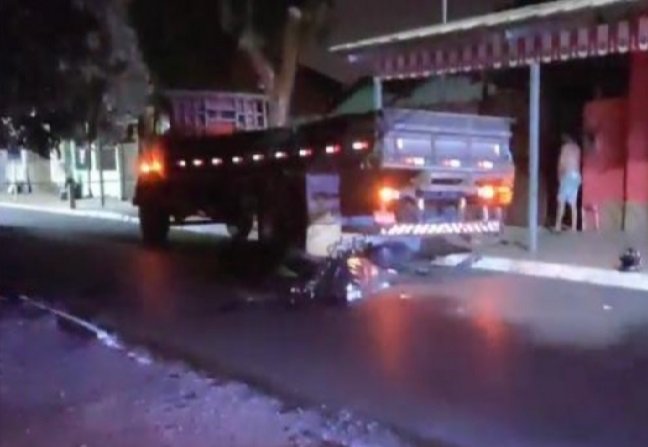 Motociclista morre após avançar sinal vermelho e bater em caminhão estacionado