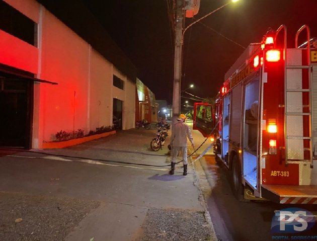 Carro pega fogo em oficina mecânica e fica completamente destruído