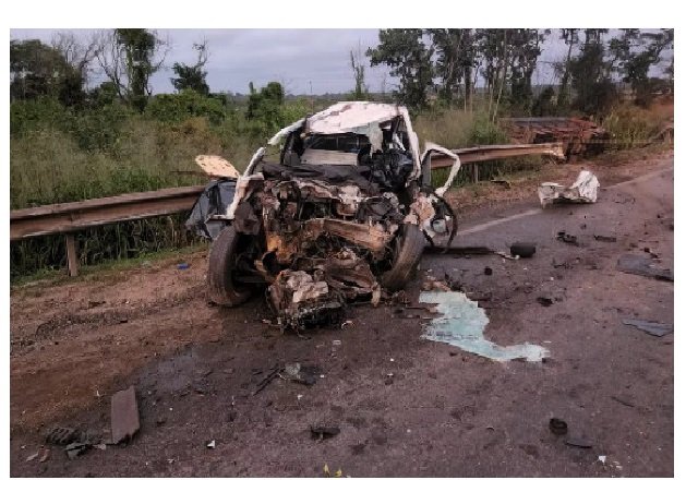 Duas pessoas morrem em batida entre picape e carreta