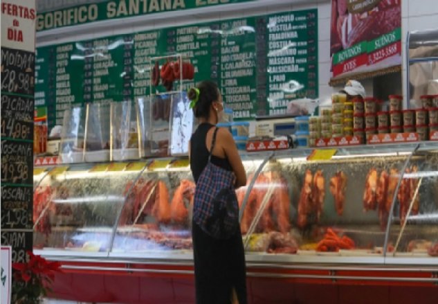 Governo zera imposto de importação da farinha de trigo, carne, frango e outros 4 alimentos