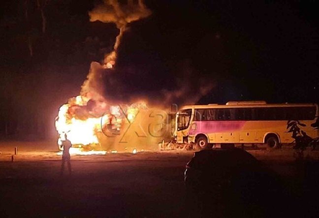 Ônibus é destruído por incêndio em pátio de empresa de transportes; veja vídeo
