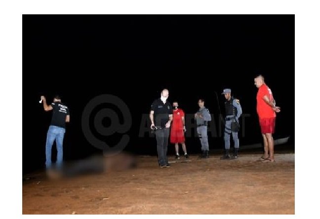 Casal encontra corpo com mãos e pés amarrados enquanto pescava