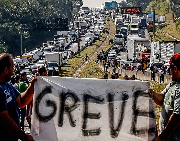 Caminhoneiros criticam alta do diesel e ameaçam nova paralisação