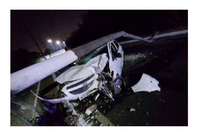 Carro bate em poste; deixa passageiro ferido e pista interditada